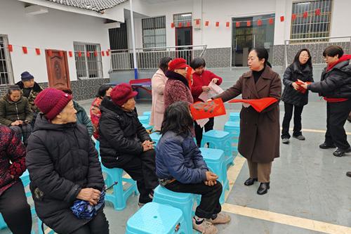 民革遂宁市船山区总支开展迎新春写春联送祝福活动(1)_副本.jpg